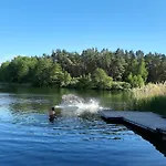Hébergement de vacances Mit Eigenem Boot & 2 Fahrraedern Ca 100 M Zum An Den Sieben Seen *